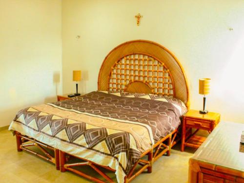 - un grand lit dans une chambre avec 2 tables de nuit dans l'établissement Hidra luxurious accommodation, à San Benito