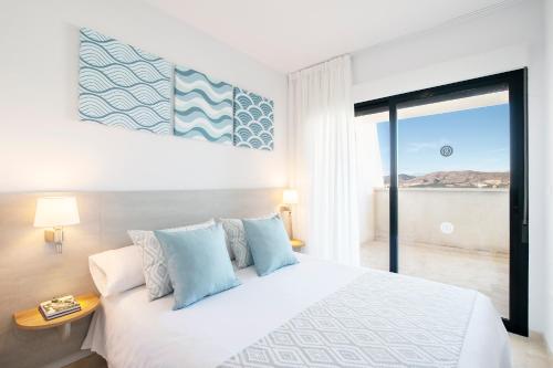 1 dormitorio con 1 cama y vistas al océano en Pierre & Vacances Apartamentos Benidorm Horizon, en Benidorm