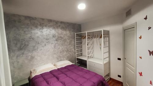 ローマにあるRoma Chic Houseのベッドルーム(紫色のベッド1台、棚付)