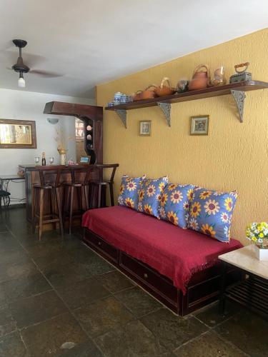 sala de estar con sofá y mesa en Casa aconchegante perto das praias, en Arraial do Cabo