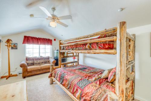 ein Schlafzimmer mit einem Etagenbett und einem Deckenventilator in der Unterkunft Revett Retreat in Breckenridge