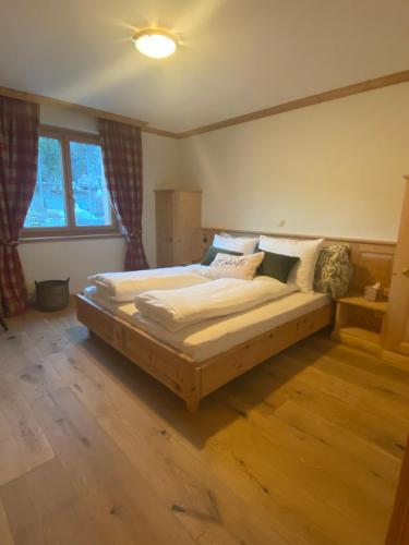 una camera con un grande letto di 3 bedroom luxury appartment a Klosters
