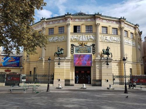 um grande edifício amarelo com um sinal em frente em LOFT Parisien em Paris