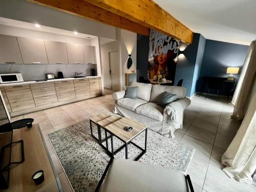 un salon avec un canapé et une table dans l'établissement Les Demoiselles de la Tour !, à Carcassonne