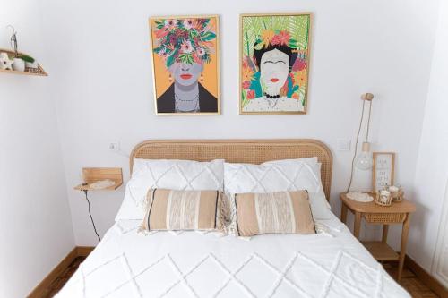 1 dormitorio con 1 cama con 2 cuadros en la pared en Leonor&Pablo en Oviedo