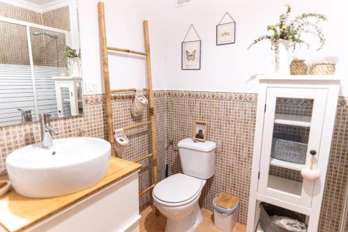 een badkamer met een witte wastafel en een toilet bij Leonor&Pablo in Oviedo