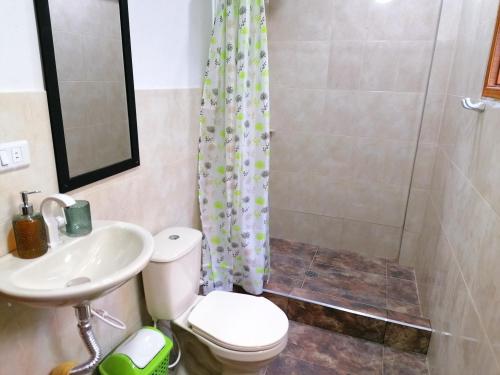 La salle de bains est pourvue de toilettes, d'un lavabo et d'une douche. dans l'établissement Quinta de Fagua, à Sutatausa