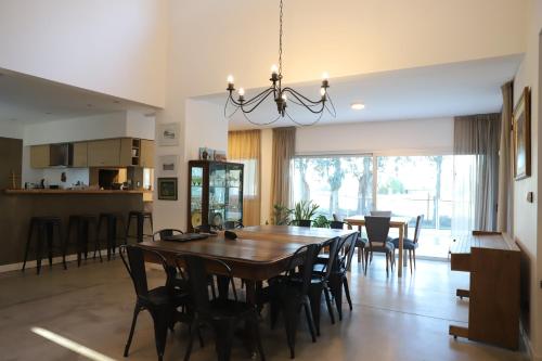 Excelente casa moderna en Barrio Barrancas de San Benito, Chapadmalal.