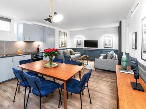 une cuisine et un salon avec une table et des chaises dans l'établissement LivinParis - Luxury 2 Bedrooms Opera VI, à Paris