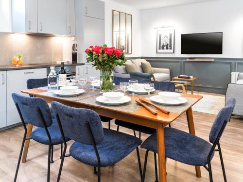 une salle à manger et un salon avec une table et des chaises dans l'établissement LivinParis - Luxury 2 Bedrooms Opera VI, à Paris
