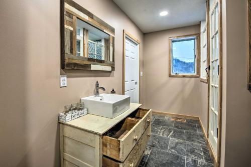 ein Bad mit einem Waschbecken und einem Spiegel in der Unterkunft Pet-Friendly Finger Lakes Home Near Ithaca! 