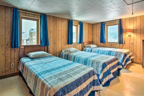 3 camas en una habitación con paredes y ventanas de madera en Pet-Friendly Finger Lakes Home Near Ithaca!, 