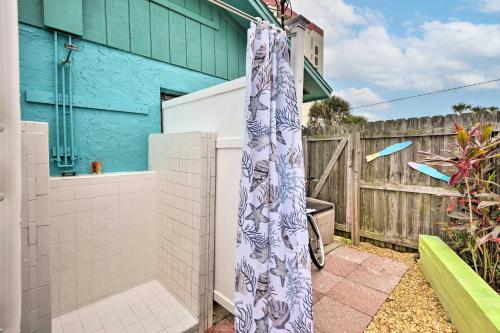 Zahrada ubytování Ormond Beach Retreat with Deck - Steps to Ocean!