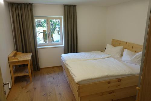 מיטה או מיטות בחדר ב-Ferienwohnung Wallner