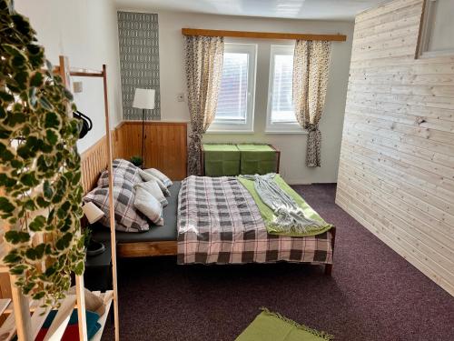 um quarto com uma cama e uma janela em Horská chata Violeta em Jáchymov