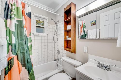 uma casa de banho branca com um lavatório e um WC em Sunny South by Meyer Vacation Rentals em Orange Beach