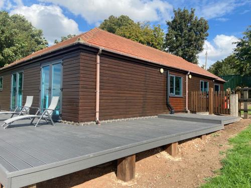 una cabina in legno con terrazza di fronte ad essa di Danielle’s den a Doncaster