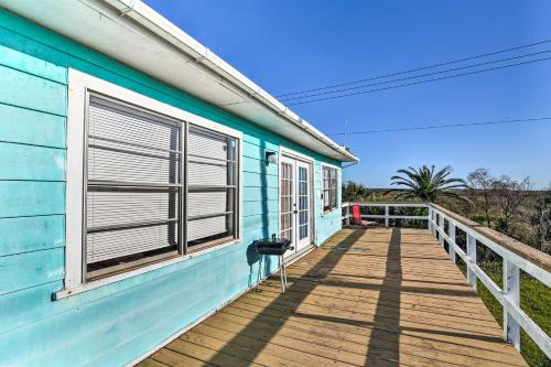 Balkon ili terasa u objektu Convenient Jamaica Beach House Half-Mi to Ocean!