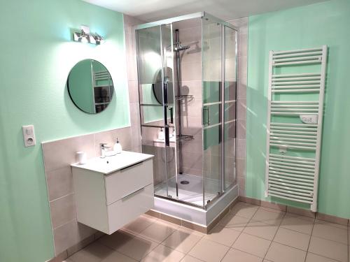 Kúpeľňa v ubytovaní Les Randogodilleurs avec Jacuzzi à 2kms des pistes et 350m du Théatre du Peuple !
