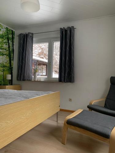 - une chambre avec un lit et une fenêtre dans l'établissement Ferienhaus Andrea am Bodetal, à Treseburg