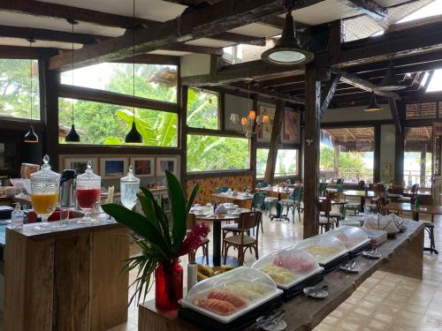 a restaurant with a buffet of food on display at Hotel Boutique Ananas in Ilhabela