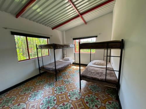Zimmer mit 2 Etagenbetten in einem Zimmer in der Unterkunft Casa Finca Villa Rosa - Togui in Funcional