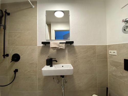 Kylpyhuone majoituspaikassa Gemütliches Apartment am Waldrand