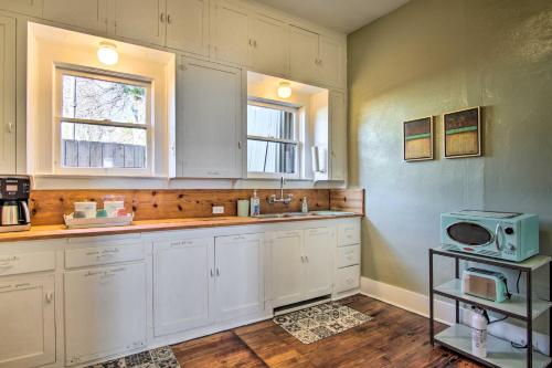 Η κουζίνα ή μικρή κουζίνα στο Bright Bisbee Cottage with Air Conditioning!