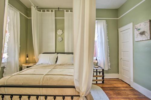 een slaapkamer met een hemelbed bij Bright Bisbee Cottage with Air Conditioning! in Bisbee