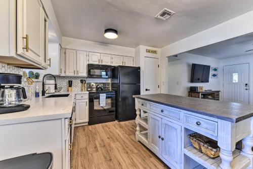 Η κουζίνα ή μικρή κουζίνα στο Downtown Gilbert Home with Fenced Yard and Fire Pit!