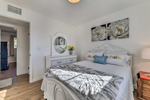 Ένα ή περισσότερα κρεβάτια σε δωμάτιο στο Downtown Gilbert Home with Fenced Yard and Fire Pit!