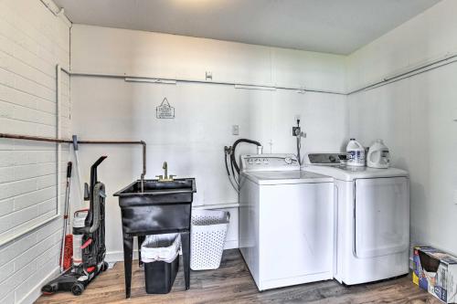 Η κουζίνα ή μικρή κουζίνα στο Downtown Gilbert Home with Fenced Yard and Fire Pit!