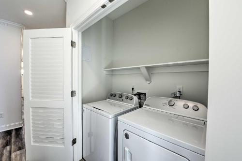 een witte wasruimte met een wasmachine en droger bij New-Build North Wildwood Home with Private Pool in North Wildwood