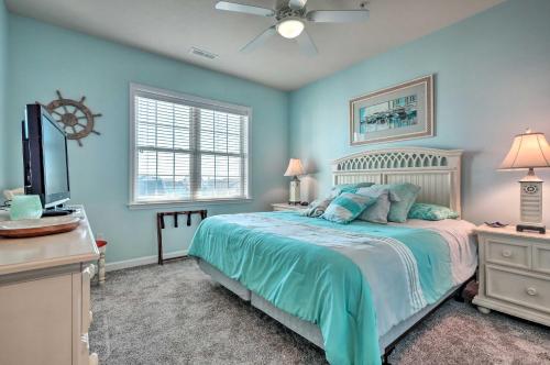 una camera da letto con un letto e una TV a schermo piatto di Balcony with Inlet View Dtwn Ocean City Condo a Ocean City