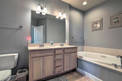 un bagno con un lavandino, una vasca e uno specchio di Balcony with Inlet View Dtwn Ocean City Condo a Ocean City