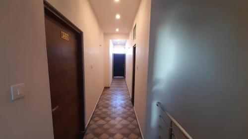 a long hallway with a hallwayngthngthngthngthngthngthngthngthngthngth at Hotel Sunstays Oppsite Bus stand in Ajmer