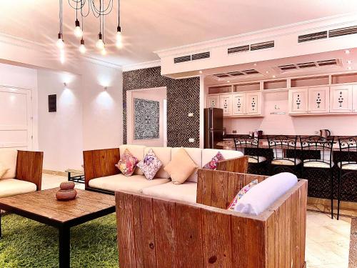 - un salon avec un canapé et une table dans l'établissement MB13 Abu Tig Marina Apartment, à Hurghada