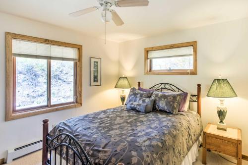 - une chambre avec un lit et 2 fenêtres dans l'établissement Marble Hideaway Cabin with Mountain Views and Deck!, à Marble