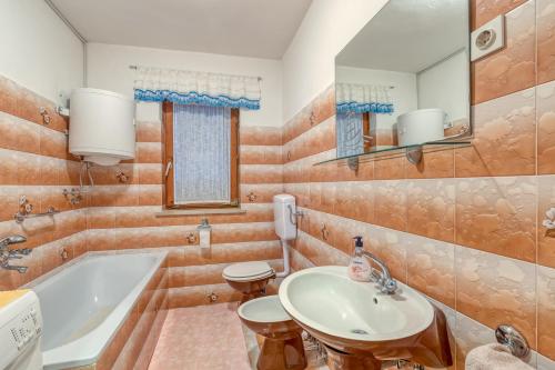 W łazience znajduje się umywalka i wanna. w obiekcie Apartment Ana Coki w mieście Funtana