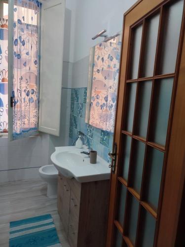 a bathroom with a sink and a toilet at Villa catalana al centro di Alghero in Alghero