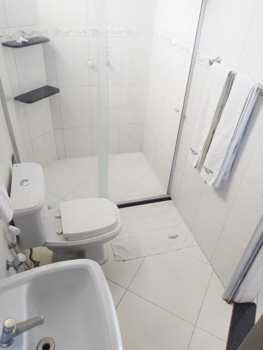 ein weißes Badezimmer mit Dusche und Toilette in der Unterkunft Hotel Master in Salinas