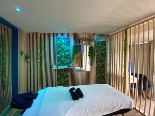 um quarto com uma cama grande e uma janela em ST PALAIS Appartement cocooning em Saint-Palais-sur-Mer