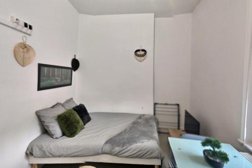 Un dormitorio con una cama y una mesa. en SUPERBE STUDIO 3 FACE GARE en Évreux
