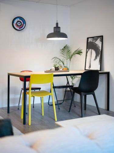 Sentrumsvegen - Private Studio Apartment in Gol في غول: غرفة طعام مع كراسي صفراء وطاولة