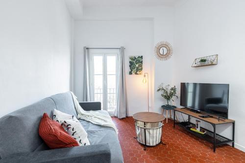 un salon avec un canapé et une télévision dans l'établissement Lovely 1 Bdr in Harbor Area, à Nice