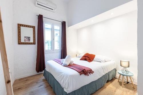 une chambre blanche avec un lit et une fenêtre dans l'établissement Lovely 1 Bdr in Harbor Area, à Nice