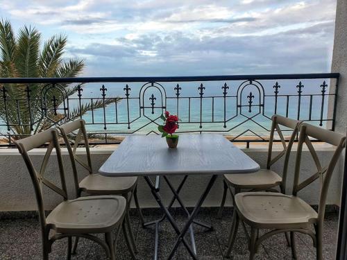 a table and chairs on a balcony with a view of the ocean at Your ¥achting Home in Sousse