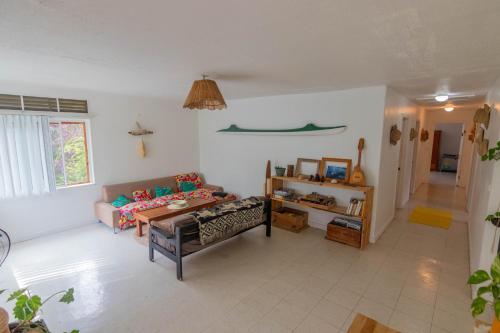 uma sala de estar com um sofá e uma mesa em Tavaetu Guesthouse - île de TUBUAI em Tubuai