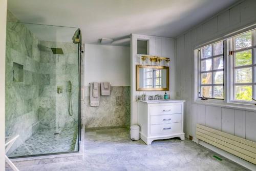 een badkamer met een douche en een wastafel bij The Freeman- 14K SF Estate 40acrs Tennis Vineyard in Sheffield