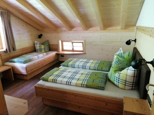 - une chambre avec 2 lits dans une cabane en rondins dans l'établissement Ferienwohnung mit Loggia, à Oberstdorf